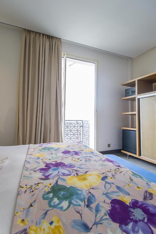 Mandarin Palace Hotel & Spa Tanca Dış mekan fotoğraf A bedroom in a student residence hall