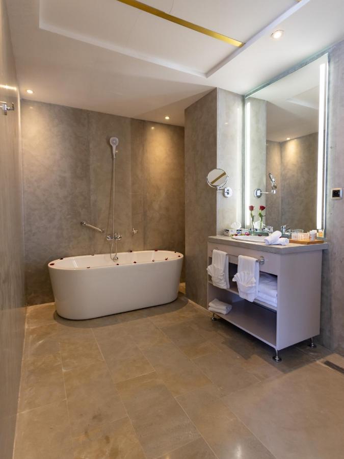 Mandarin Palace Hotel & Spa Tanca Dış mekan fotoğraf Bathroom