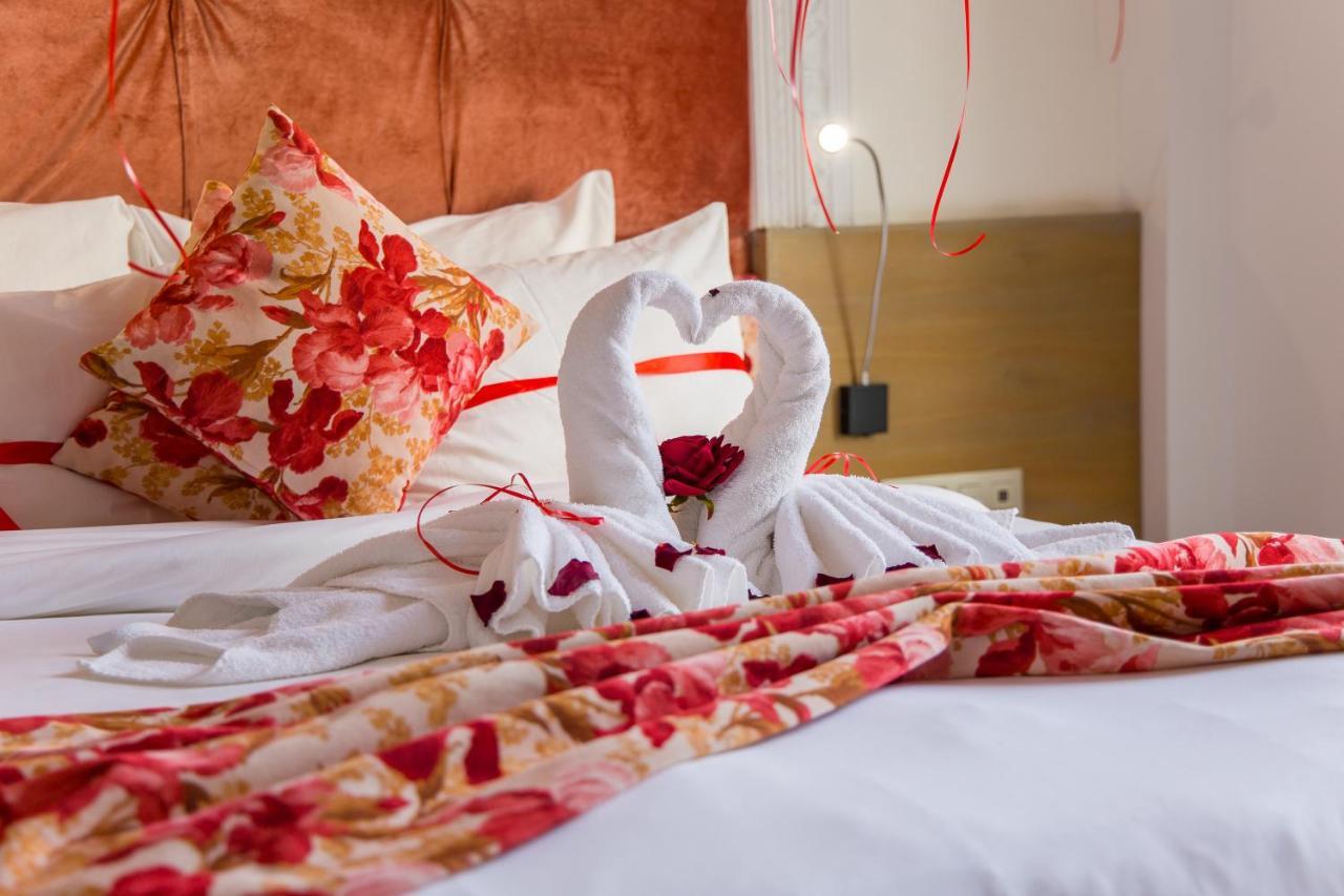 Mandarin Palace Hotel & Spa Tanca Dış mekan fotoğraf A bed with a heart-shaped towel